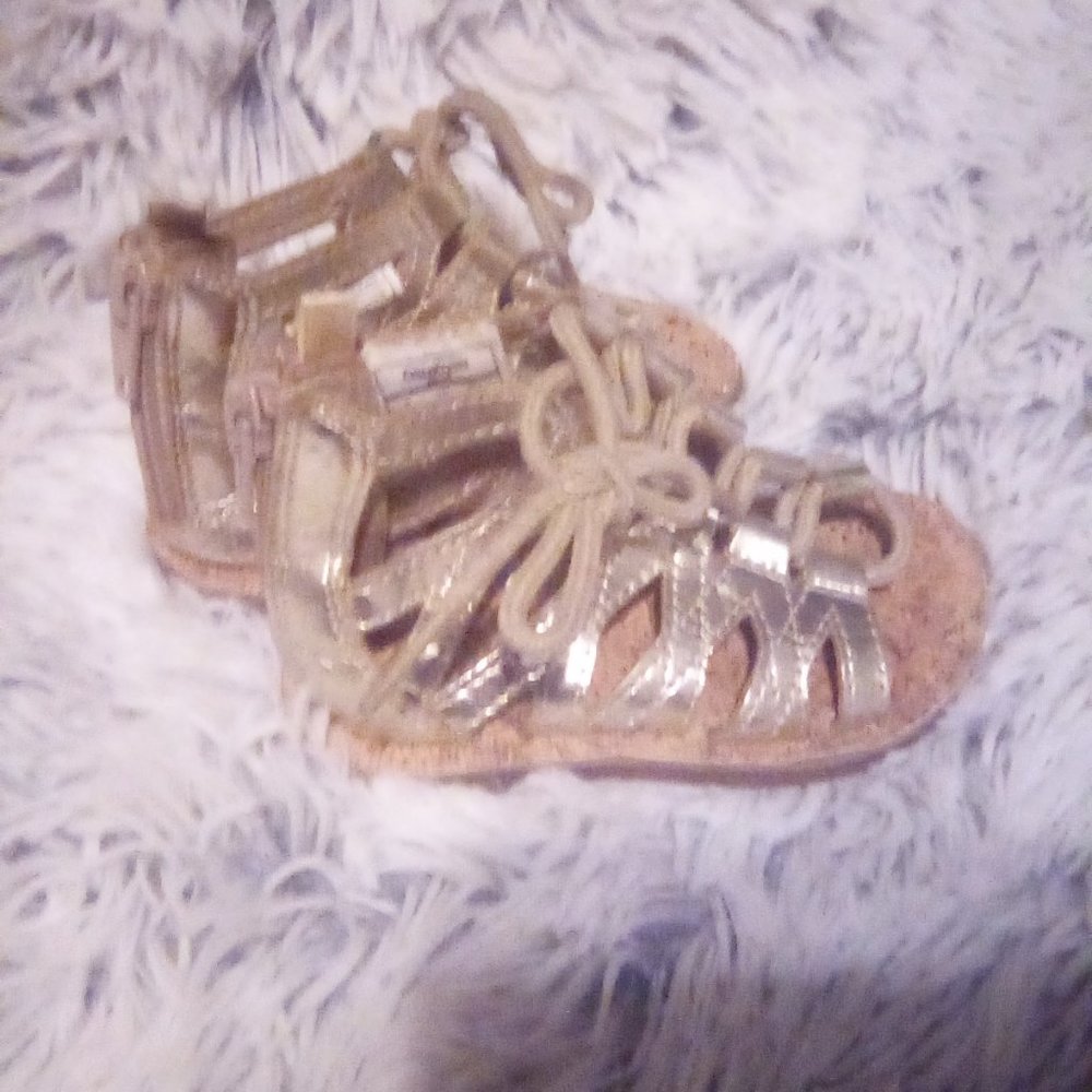 Oshkosh girl toddler sandles gladiator size (5) Gold